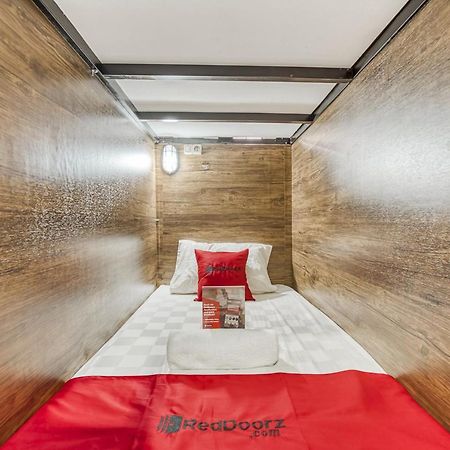 Reddoorz Hostel @ Feliz Noche Cengkareng Джакарта Экстерьер фото