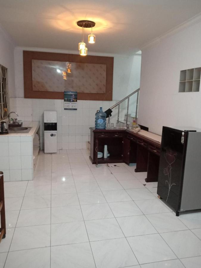 Reddoorz Hostel @ Feliz Noche Cengkareng Джакарта Экстерьер фото