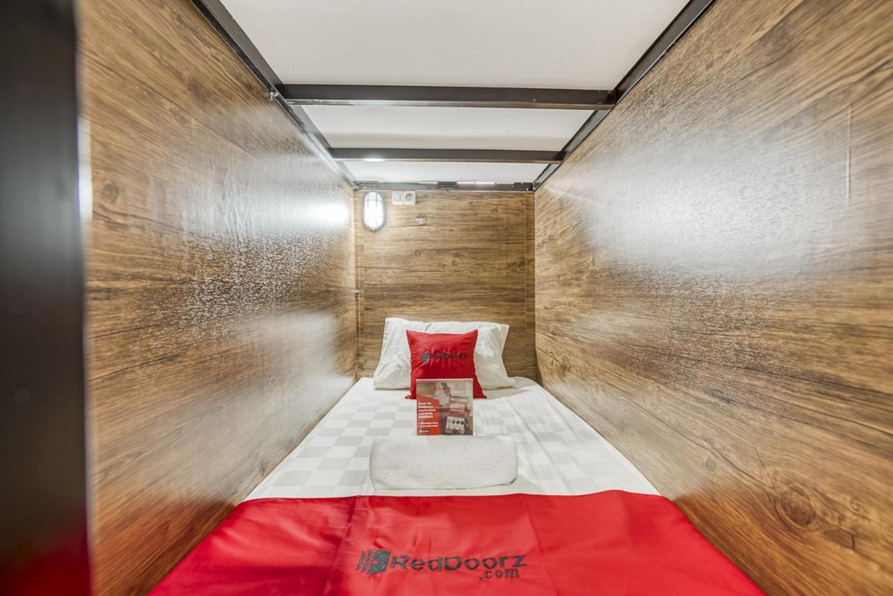 Reddoorz Hostel @ Feliz Noche Cengkareng Джакарта Экстерьер фото