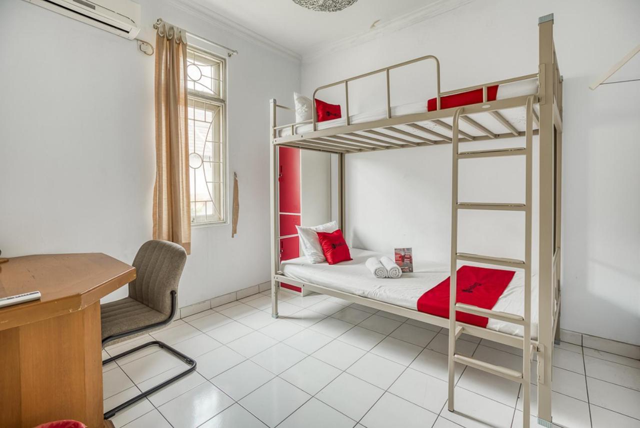 Reddoorz Hostel @ Feliz Noche Cengkareng Джакарта Кровати хостела фото