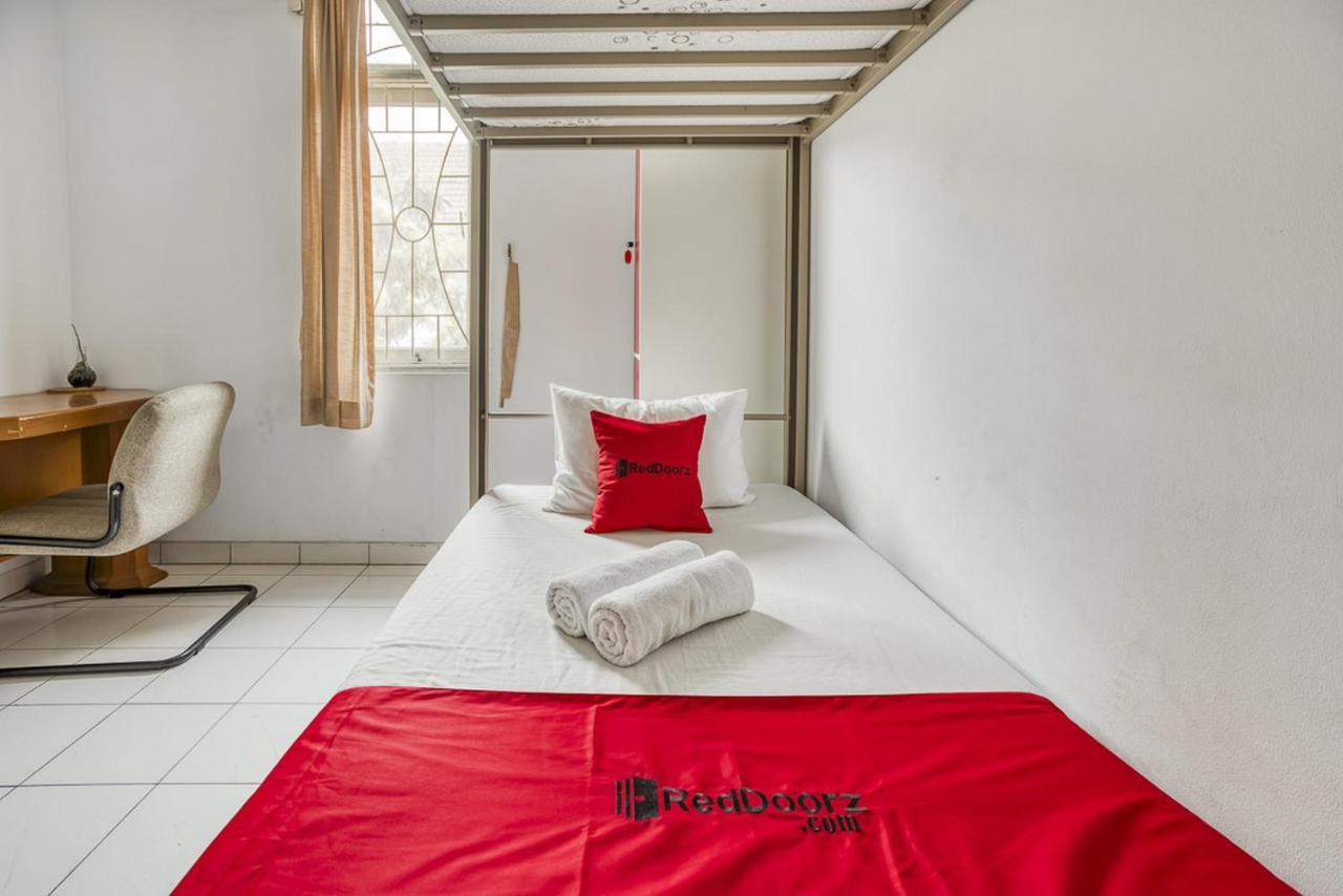 Reddoorz Hostel @ Feliz Noche Cengkareng Джакарта Экстерьер фото